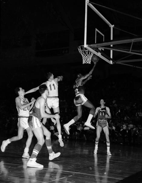 Prodotto di Seattle University, Baylor fu scelto con la prima chiamata assoluta nel draft del 1958 dagli allora Minneapolis Lakers